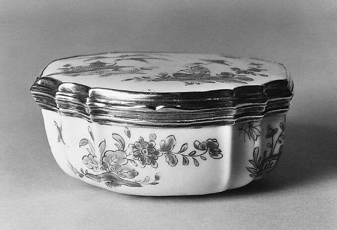 Snuffbox, Saint-Cloud factory (French, mid-1690s–1766), Soft-paste porcelain, silver, French, Saint-Cloud 