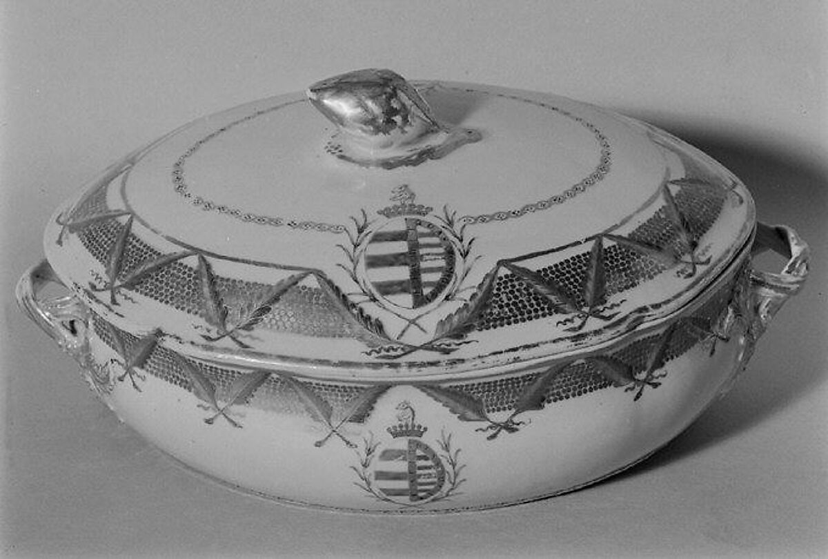 Vegetable dish with cover (part of a service), Hard-paste porcelain, Chinese, for Portuguese market 
