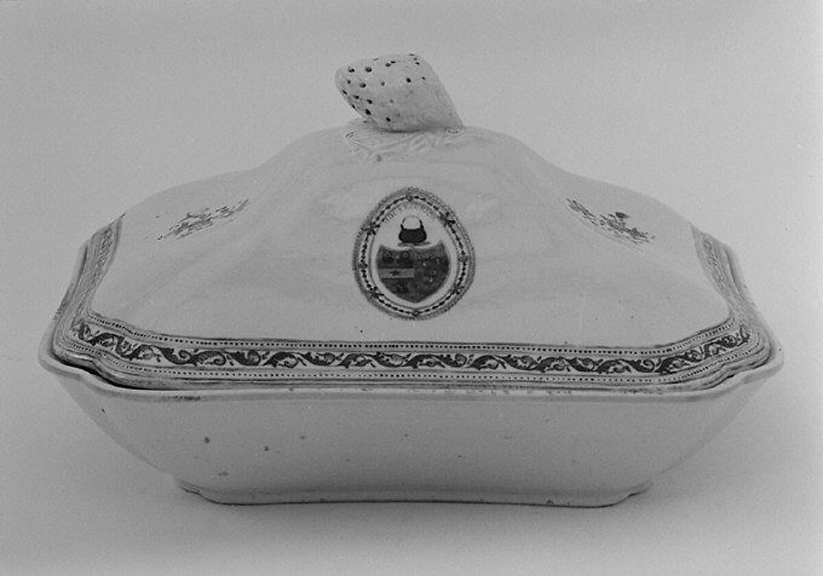 Vegetable dish with cover (part of a service), Hard-paste porcelain, Chinese, for British market 