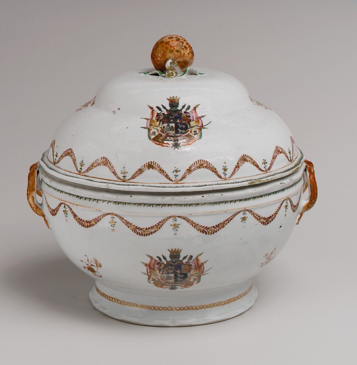 Tureen with the Coat-of-Arms of José de Gálvez, Hard-paste porcelain, enamel, gilt, Chinese 