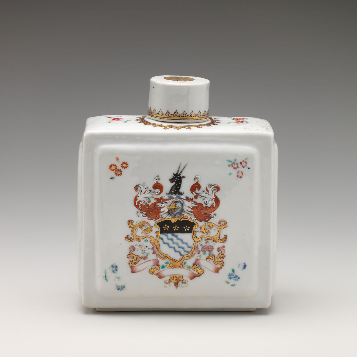 Tea caddy with cover with armorial decoration (part of a service), Hard-paste porcelain with enamel decoration and gilding, Chinese, for British market 