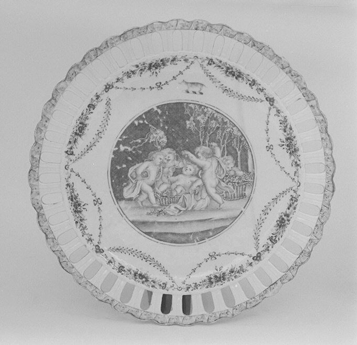 Basket tray (part of a set), Hard-paste porcelain, Chinese, for British market 