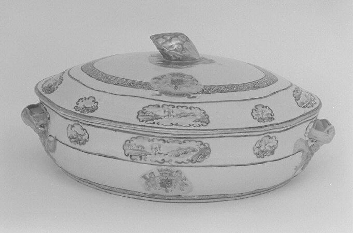 Dish with cover (part of a service), Hard-paste porcelain, Chinese, for Portuguese market 
