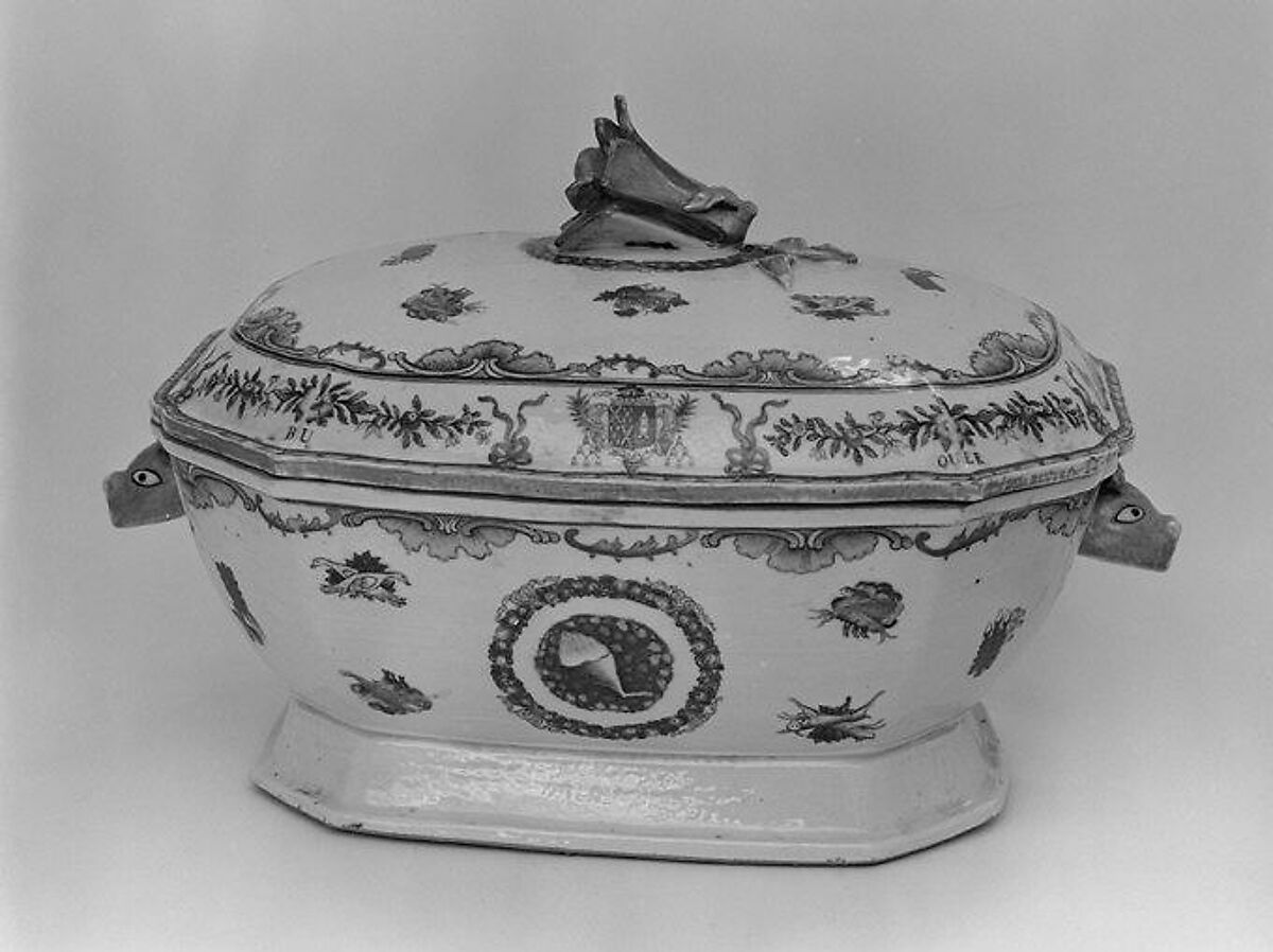 Tureen with cover (part of a service), Hard-paste porcelain, Chinese, for Portuguese market 