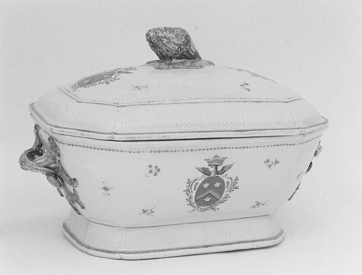 Tureen with cover (part of a service), Hard-paste porcelain, Chinese, probably for Swedish market 