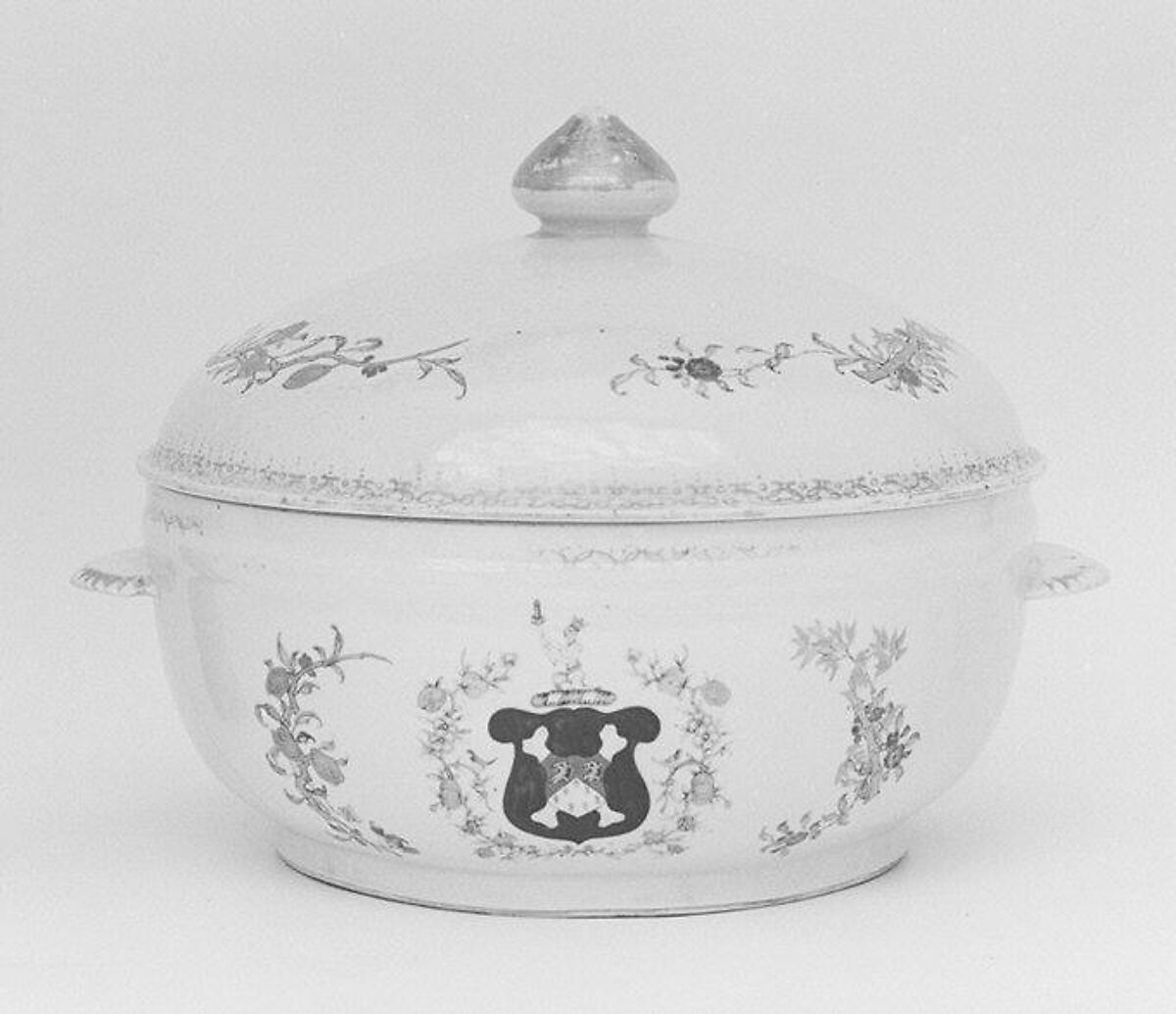 Tureen with cover (part of a service), Hard-paste porcelain, Chinese, for British market 