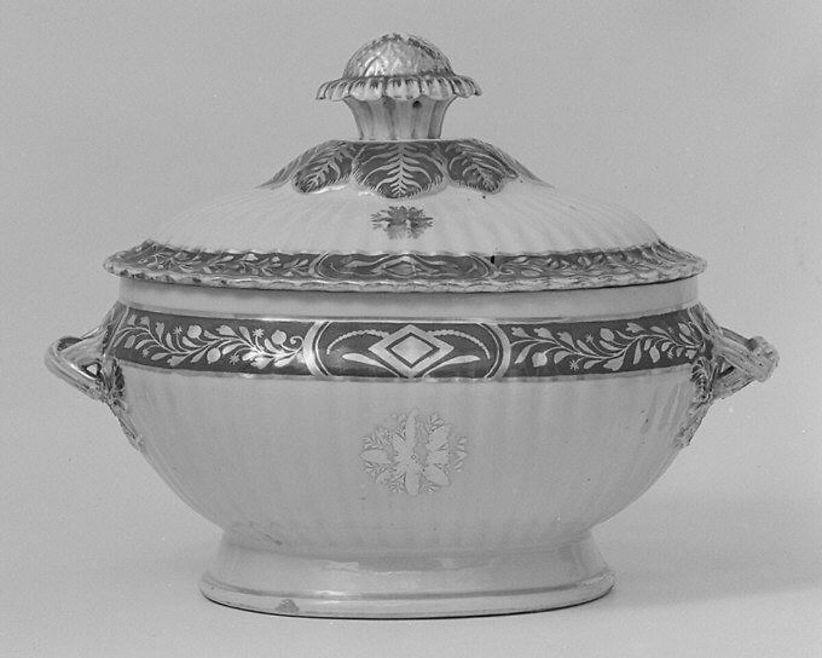 Tureen with cover (part of a service), Hard-paste porcelain, Chinese, for British market 