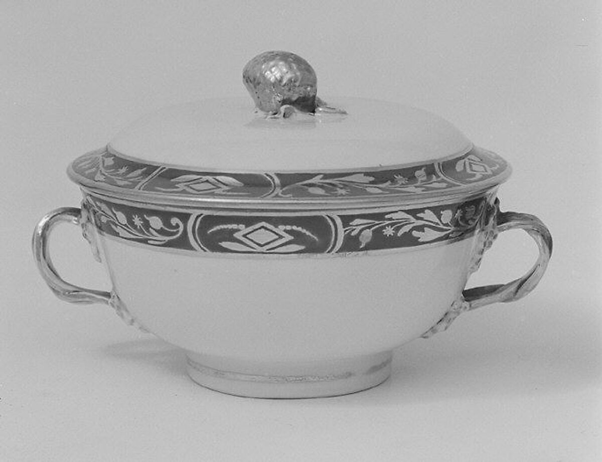 Sugar bowl with cover (part of a service), Hard-paste porcelain, Chinese, for British market 