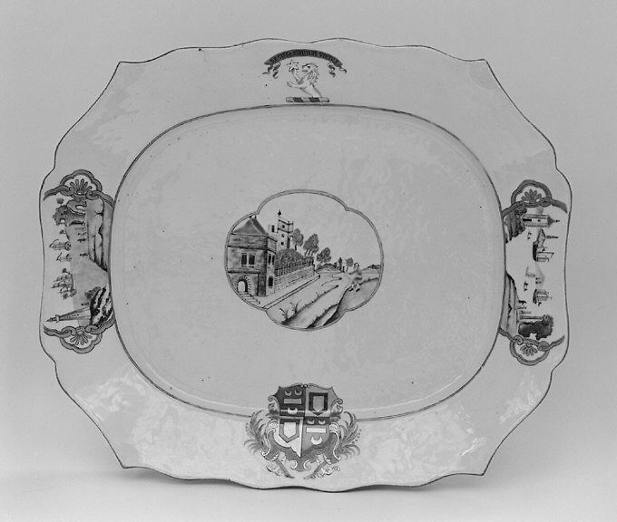 Platter, Hard-paste porcelain, Chinese, for British market