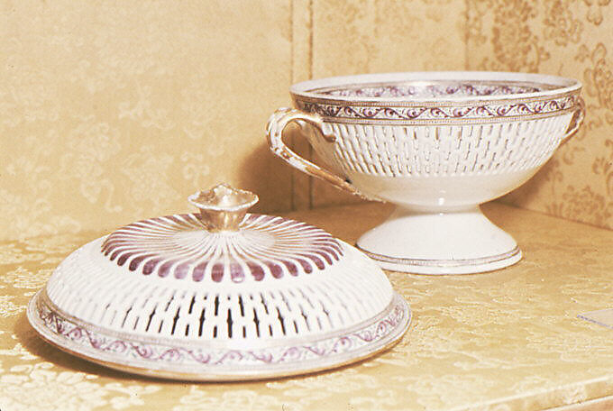 Pair of chestnut bowls with covers, Hard-paste porcelain, Chinese, for British market