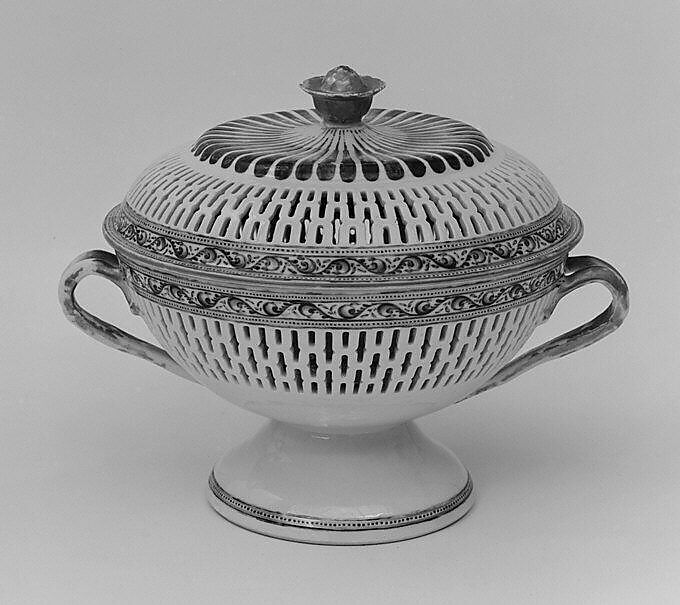 Pair of chestnut bowls with covers, Hard-paste porcelain, Chinese, for British market