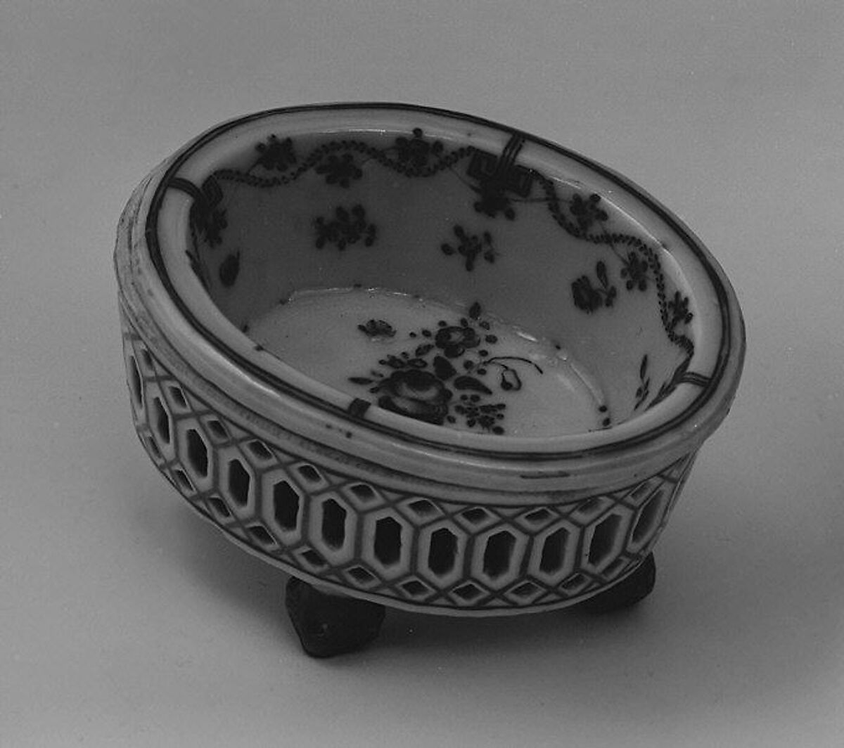 Salt (part of a service), Hard-paste porcelain, Chinese, possibly for British market