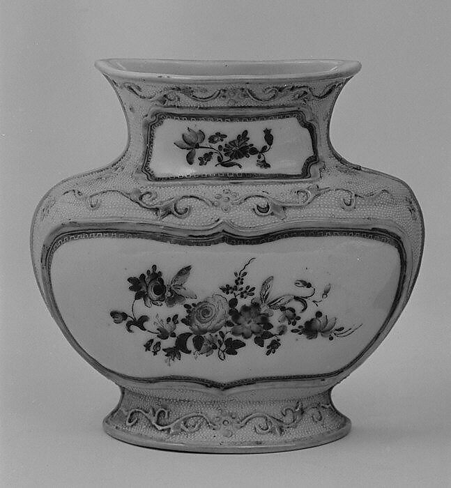 Wall vase, Hard-paste porcelain, Chinese, for European market 