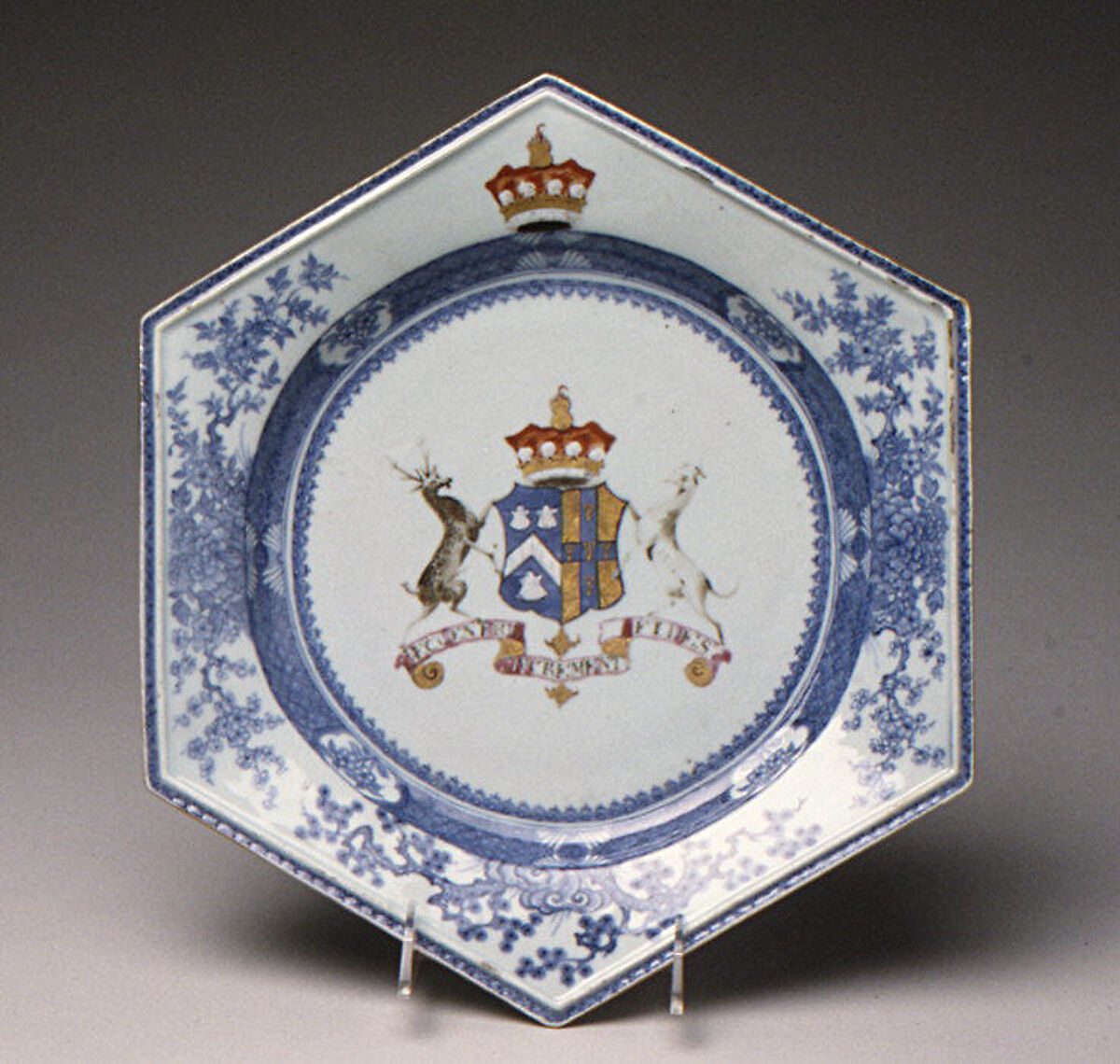 Dish, Hard-paste porcelain, Chinese, for British market 