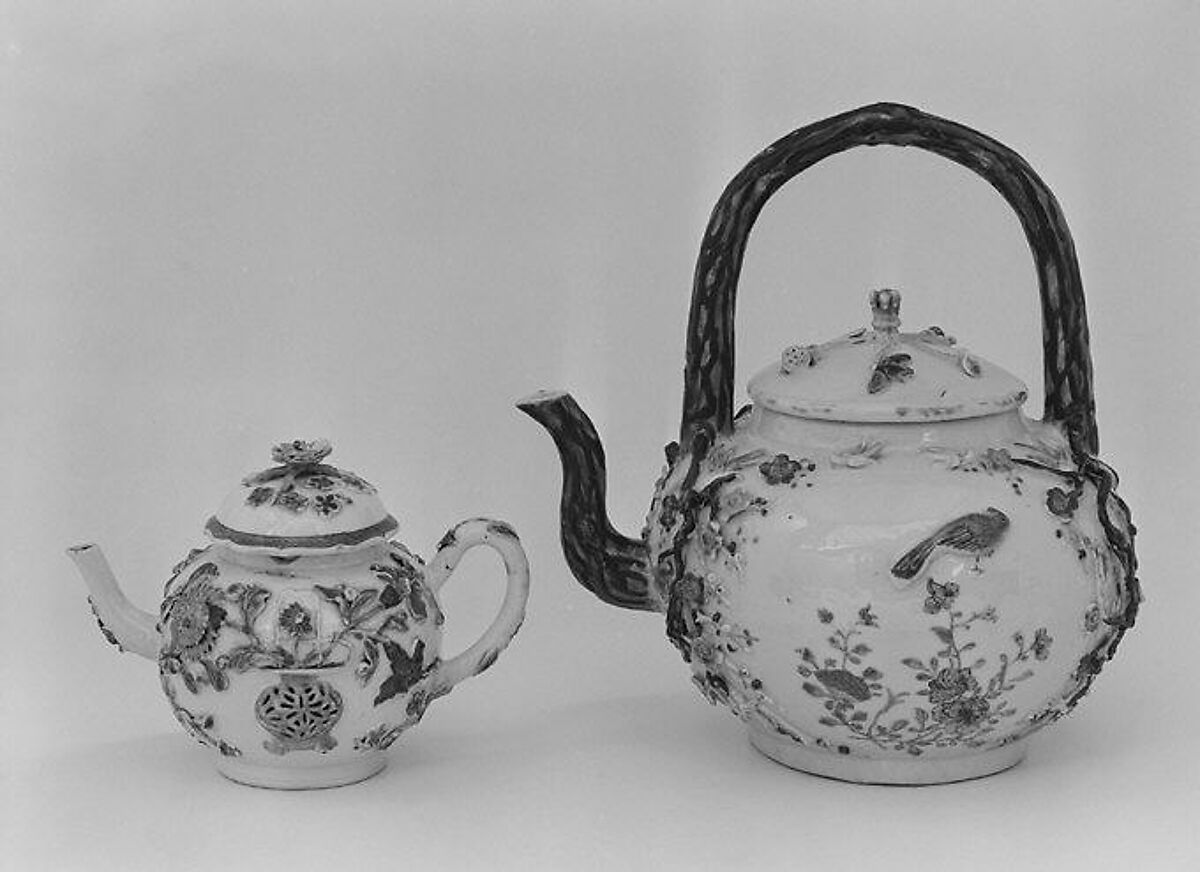 Teapot, Hard-paste porcelain, Chinese, for European market 