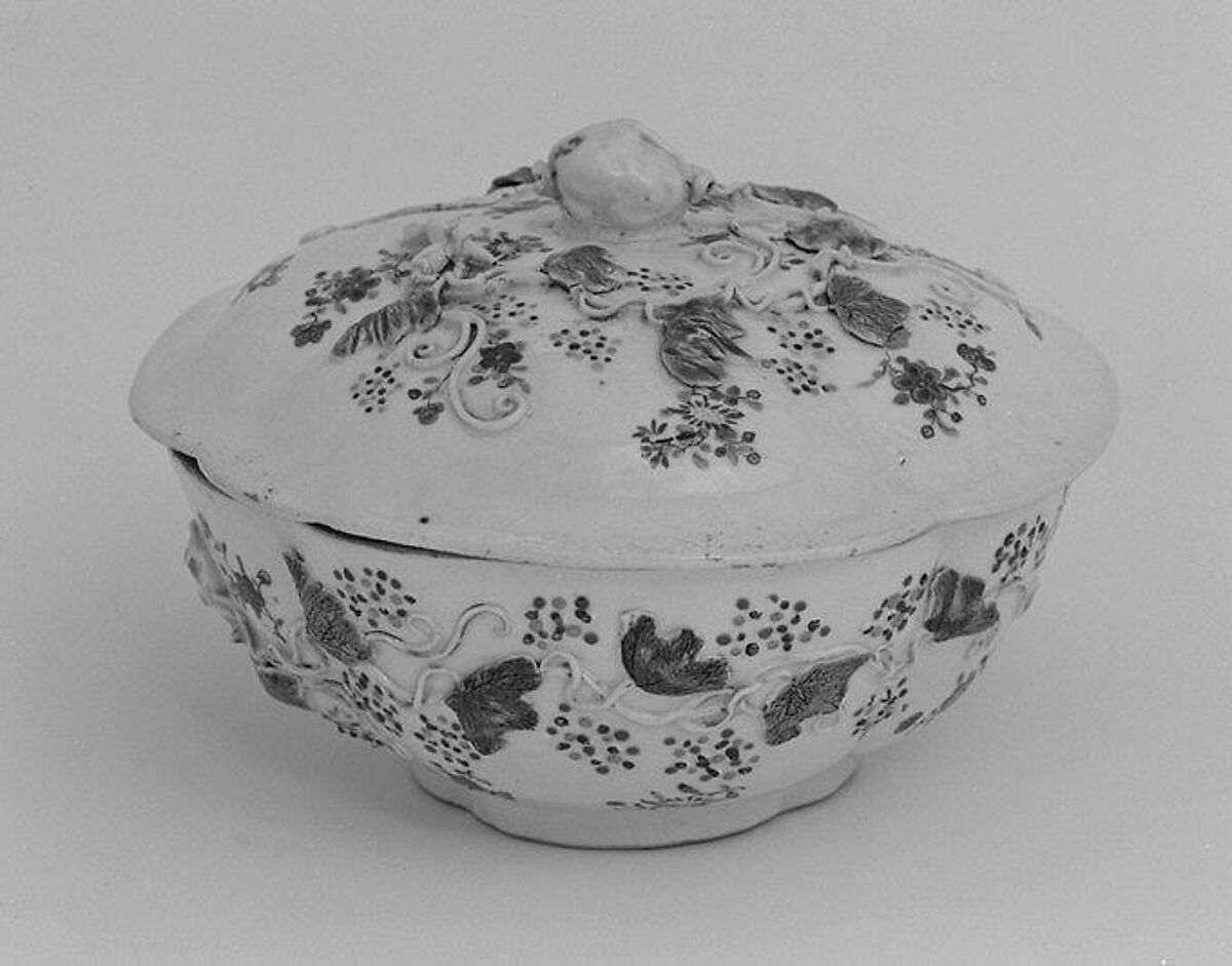 Dish with cover (part of a set), Hard-paste porcelain, Chinese, for European market 