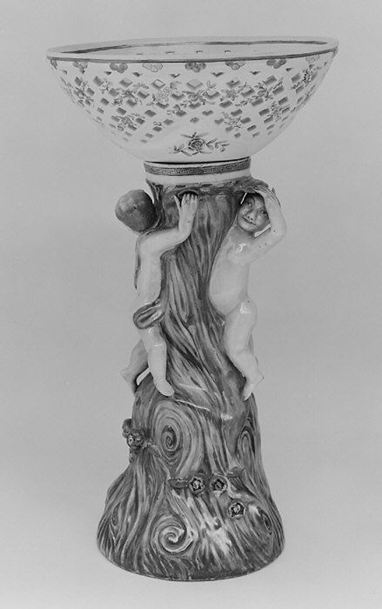 Fruit basket and stand (one of a pair), Hard-paste porcelain, Chinese, possibly for Continental European market 