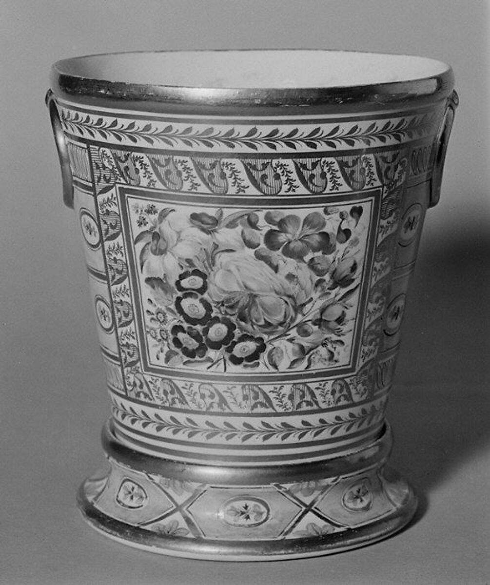 Cachepot with stand (one of a pair), Coalport (British, ca. 1799–1926), Soft-paste porcelain, British, Derbyshire 
