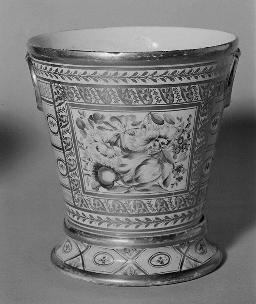 Cachepot with stand, Coalport (British, ca. 1799–1926), Soft-paste porcelain, British, Derbyshire 