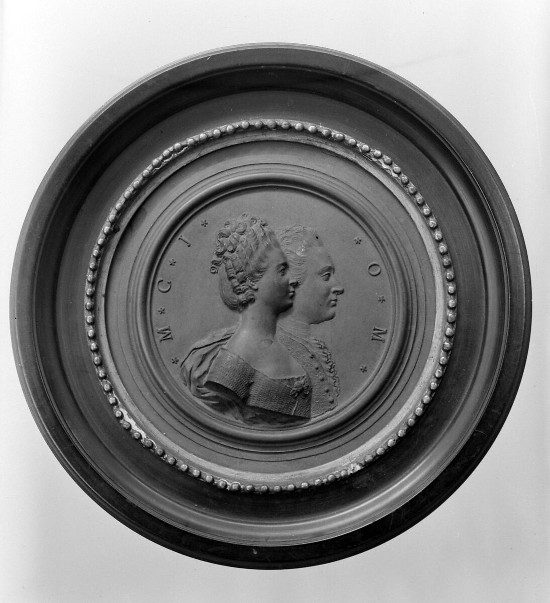 Marie-Catherine Jacquet and her husband, Orien Marais, Jean-Baptiste Nini (Italian, Urbino 1717–1786 Chaumont-sur-Loire), Medallion: cast terracotta (terre de Chaumont); frame: gilt wood, French, Chaumont-sur-Loire 