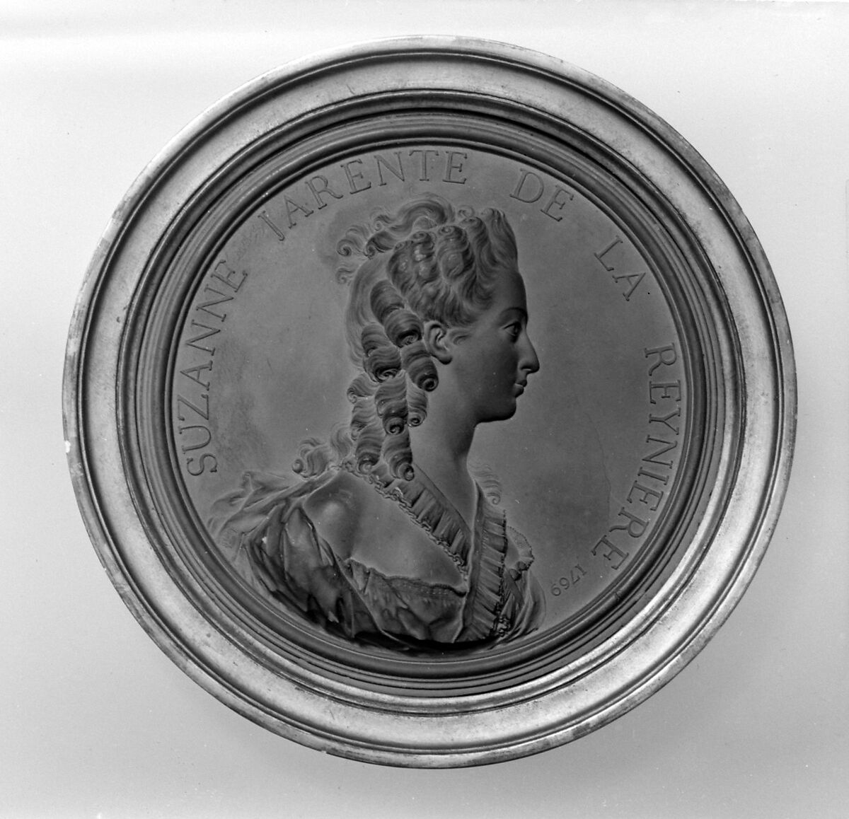 Suzanne-Elizabeth-Françoise Jarente de La Reynière, Jean-Baptiste Nini (Italian, Urbino 1717–1786 Chaumont-sur-Loire), Medallion: cast terracotta (terre de Chaumont); frame: gilt wood, French, Chaumont-sur-Loire 