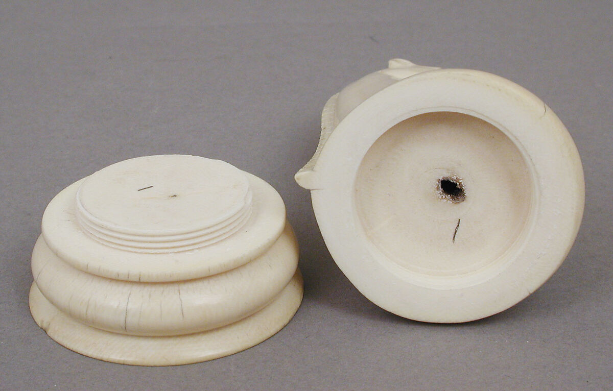 Chessmen (32), Ivory, British