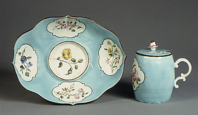 Mustard pot with cover and stand, Chantilly (French), Soft-paste porcelain, French, Chantilly