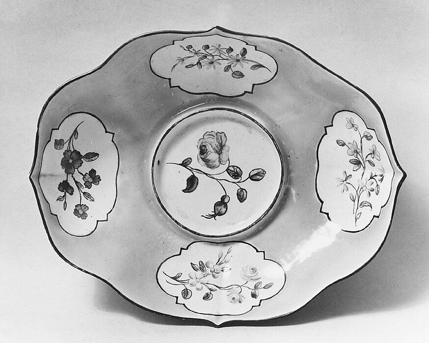 Mustard pot with cover and stand, Chantilly (French), Soft-paste porcelain, French, Chantilly