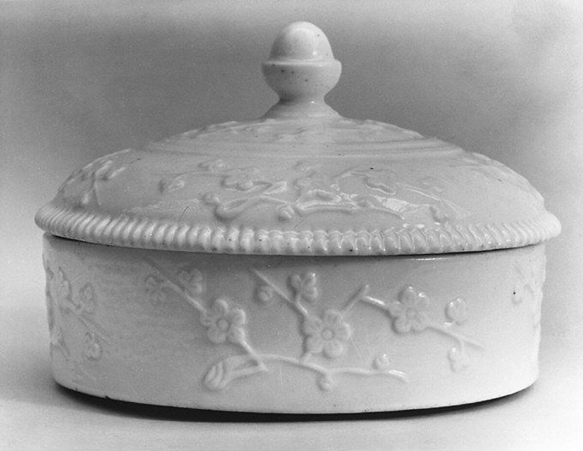 Box with cover, Saint-Cloud factory (French, mid-1690s–1766), Soft-paste porcelain, French, Saint-Cloud 