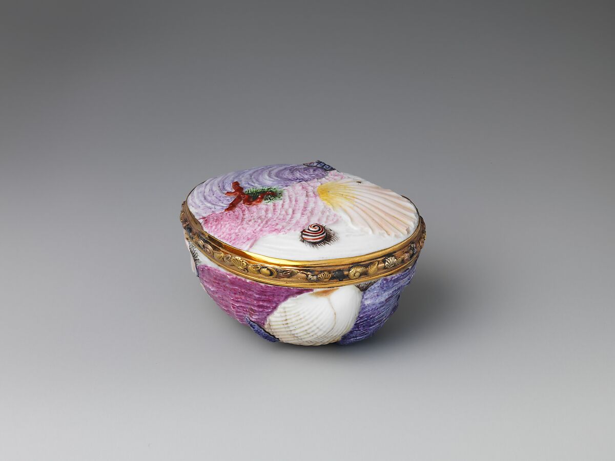 Snuffbox, Capodimonte Porcelain Manufactory (Italian, 1740/43–1759), Soft-paste porcelain decorated in polychrome enamels; gold mounts, Italian, Naples