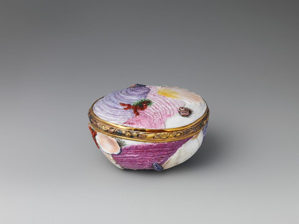 Snuffbox, Capodimonte Porcelain Manufactory (Italian, 1740/43–1759), Soft-paste porcelain decorated in polychrome enamels; gold mounts, Italian, Naples