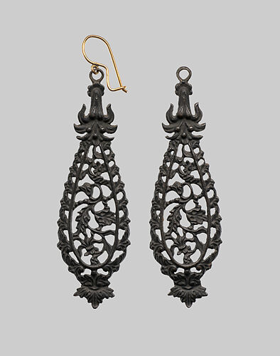 Pair of earrings (part of a set)