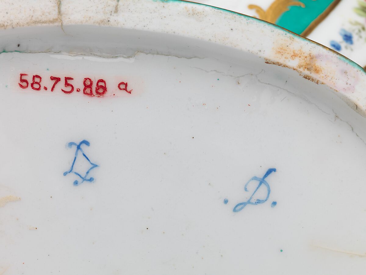 Potpourri vase (pot-pourri gondole), Sèvres Manufactory (French, 1740–present), Soft-paste porcelain decorated in polychrome enamels, gold, French, Sèvres