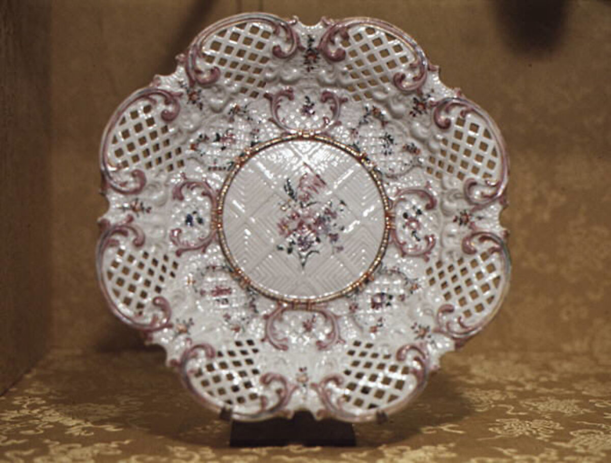 Dish, Hard-paste porcelain, Chinese, for British market 