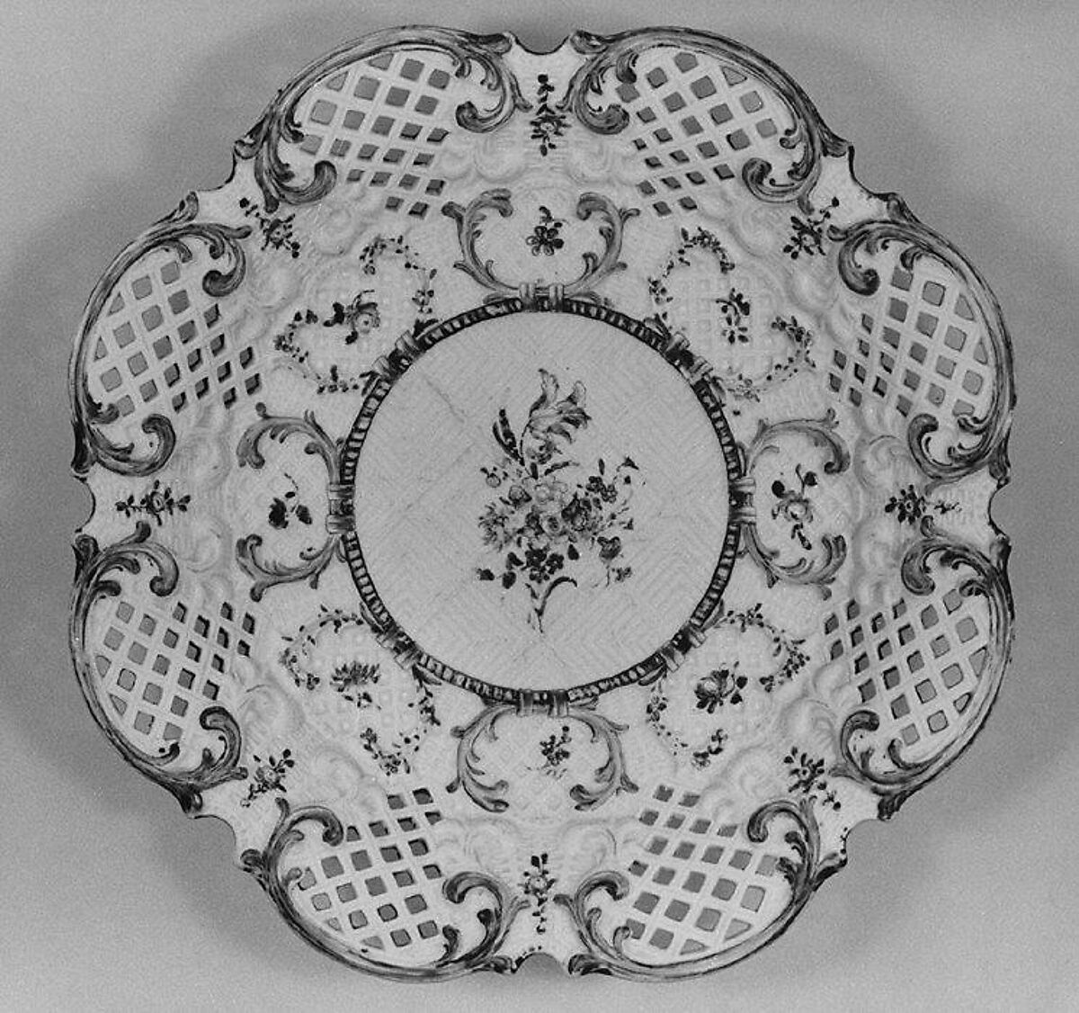 Dish, Hard-paste porcelain, Chinese, for British market
