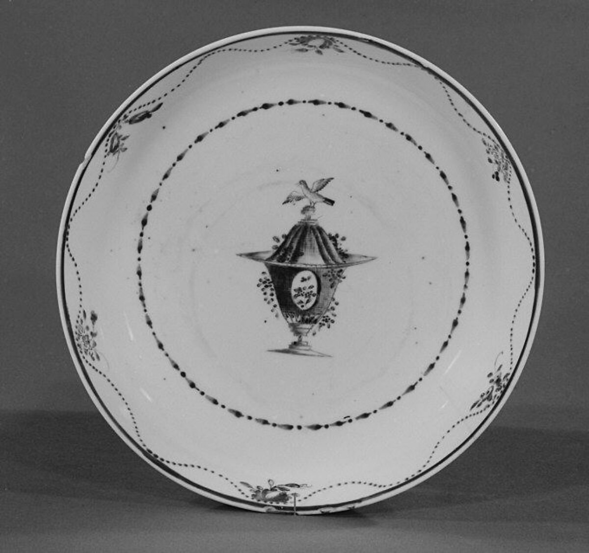 Dish, Hard-paste porcelain, Chinese, probably for British market 