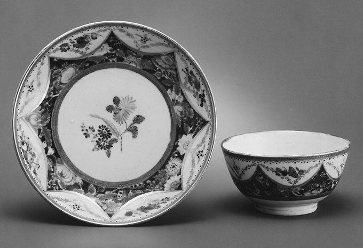 Teabowl and saucer, Hard-paste porcelain, Chinese, for British market 