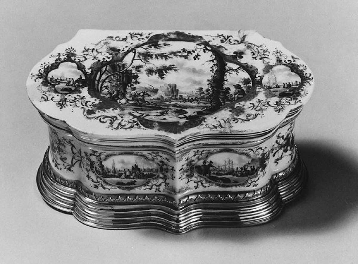 Shaped box, Meissen Manufactory (German, 1710–present), Hard-paste porcelain, gold, German, Meissen 