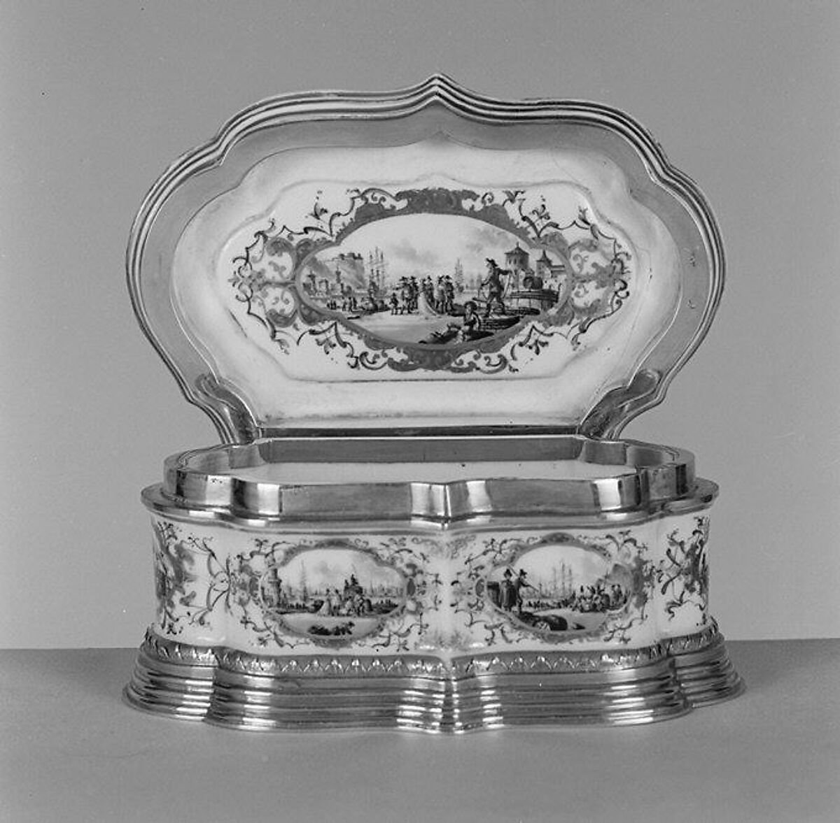 Shaped box, Meissen Manufactory (German, 1710–present), Hard-paste porcelain, gold, German, Meissen
