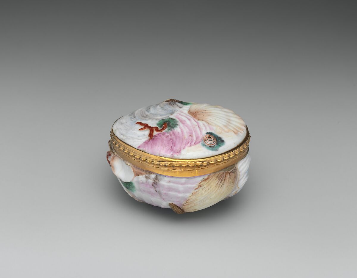 Shell-shaped snuffbox, Capodimonte Porcelain Manufactory (Italian, 1740/43–1759), Soft-paste porcelain, gilt metal, Italian, Naples 