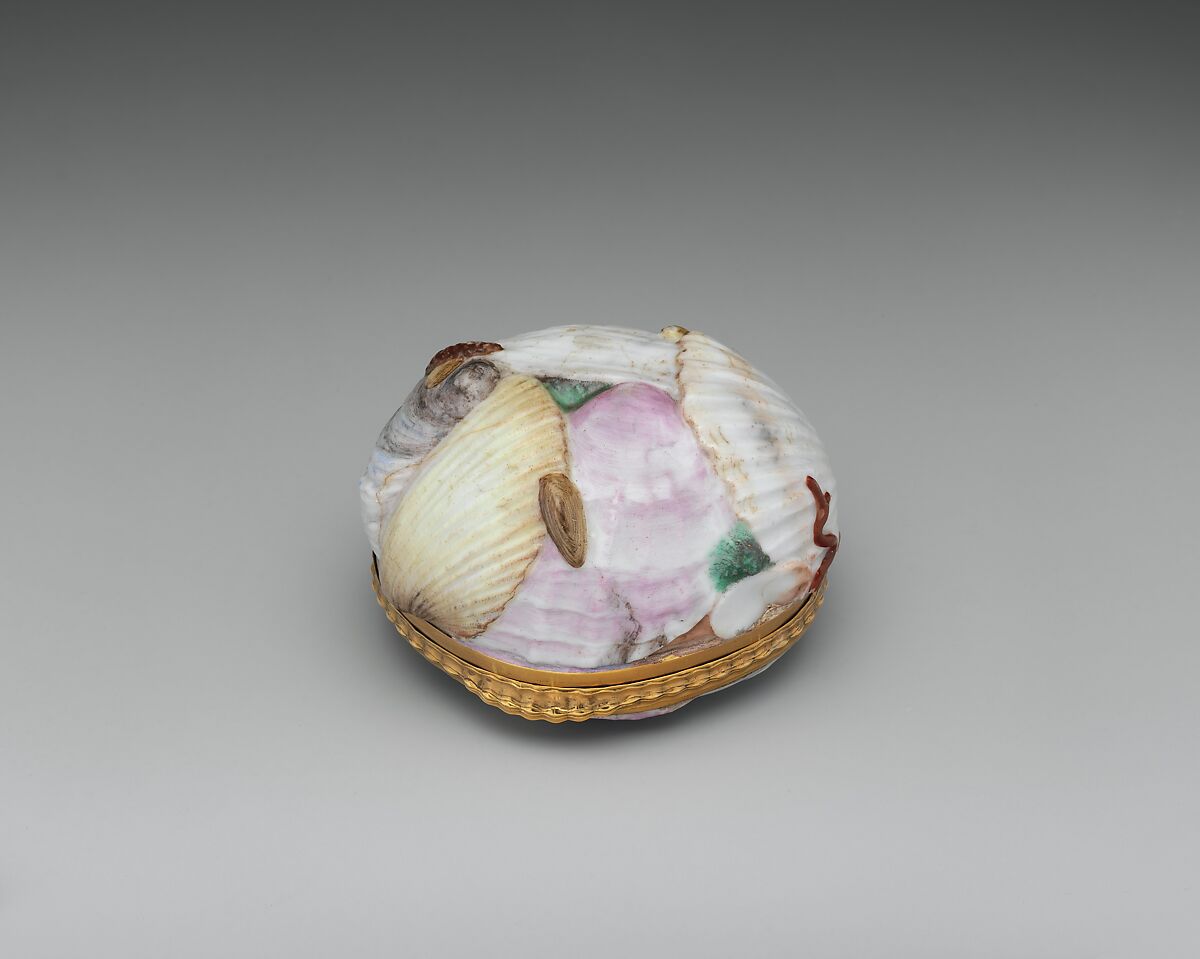 Shell-shaped snuffbox, Capodimonte Porcelain Manufactory (Italian, 1740/43–1759), Soft-paste porcelain, gilt metal, Italian, Naples