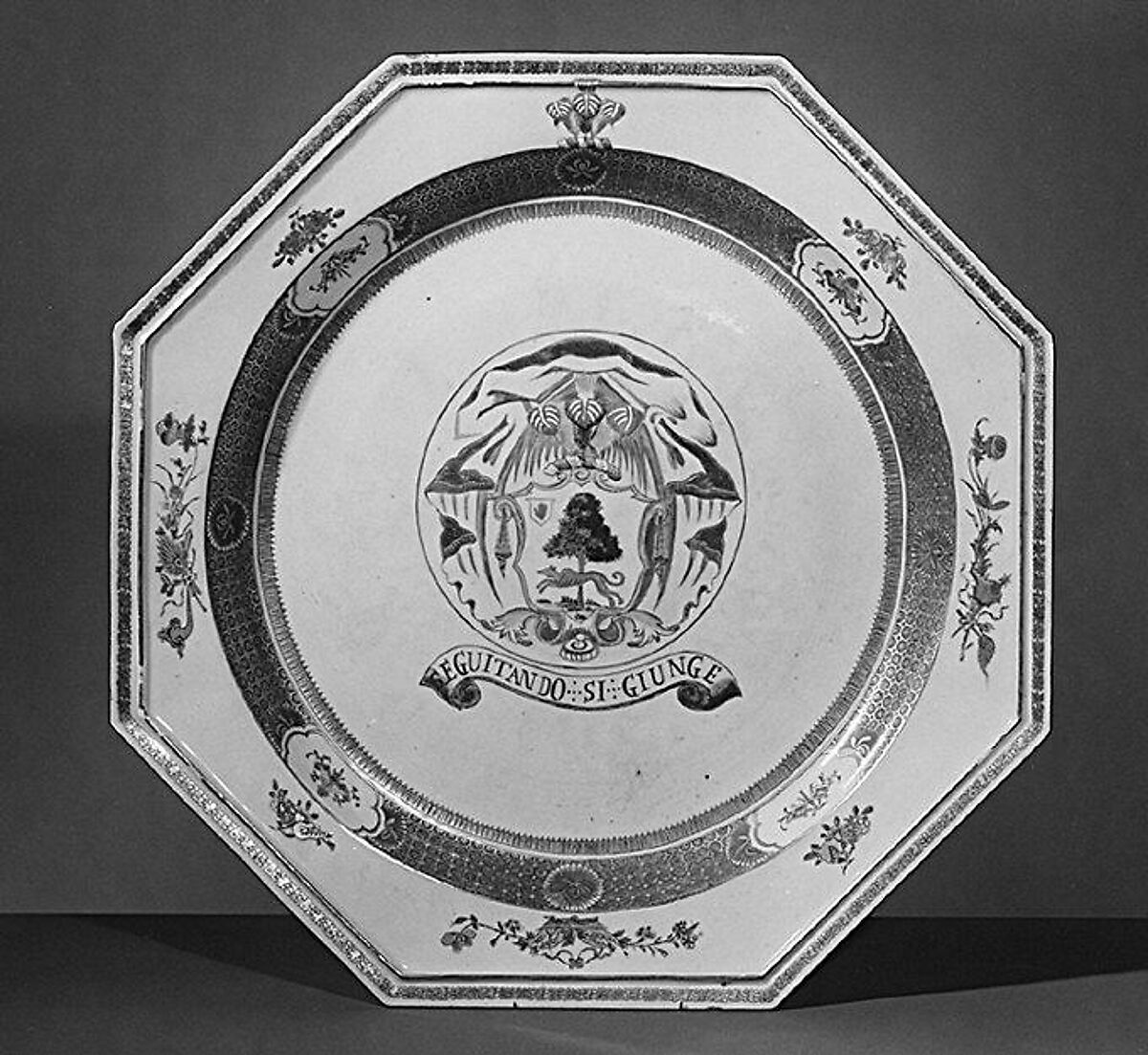 Charger, Hard-paste porcelain, Chinese, for British market