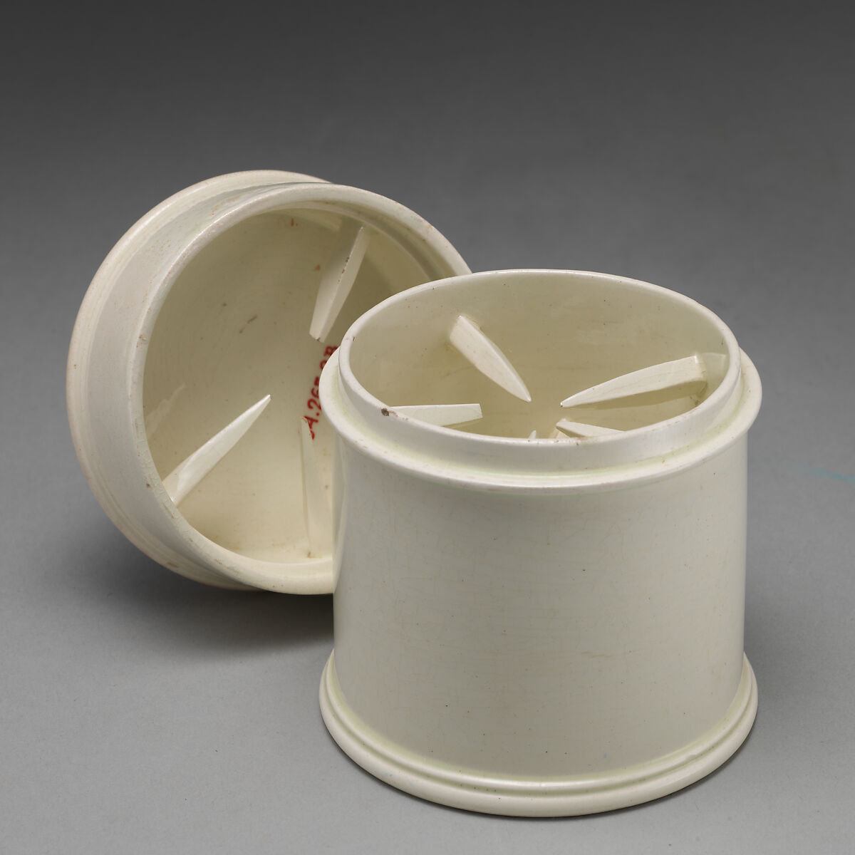 Egg beating box with lid, Creamware, British, Leeds, Yorkshire 