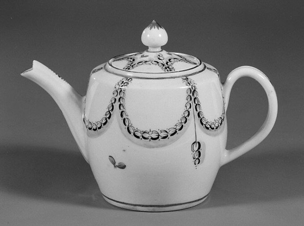 Miniature teapot (part of a service), Caughley Factory (British, ca. 1772–1799), Soft-paste porcelain with enamel decoration and gilding, British, Caughley