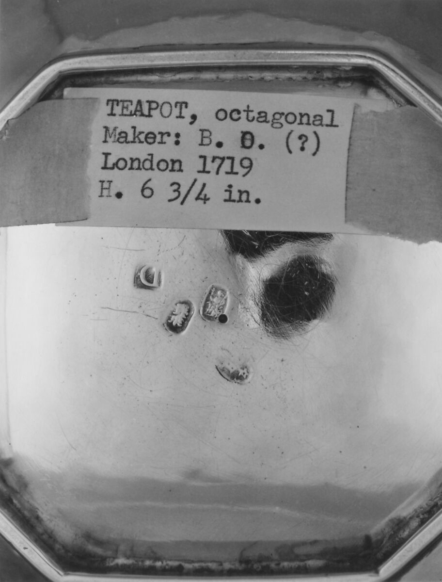 Teapot, Thomas Folkingham (active 1703–29), Silver, wood, British, London