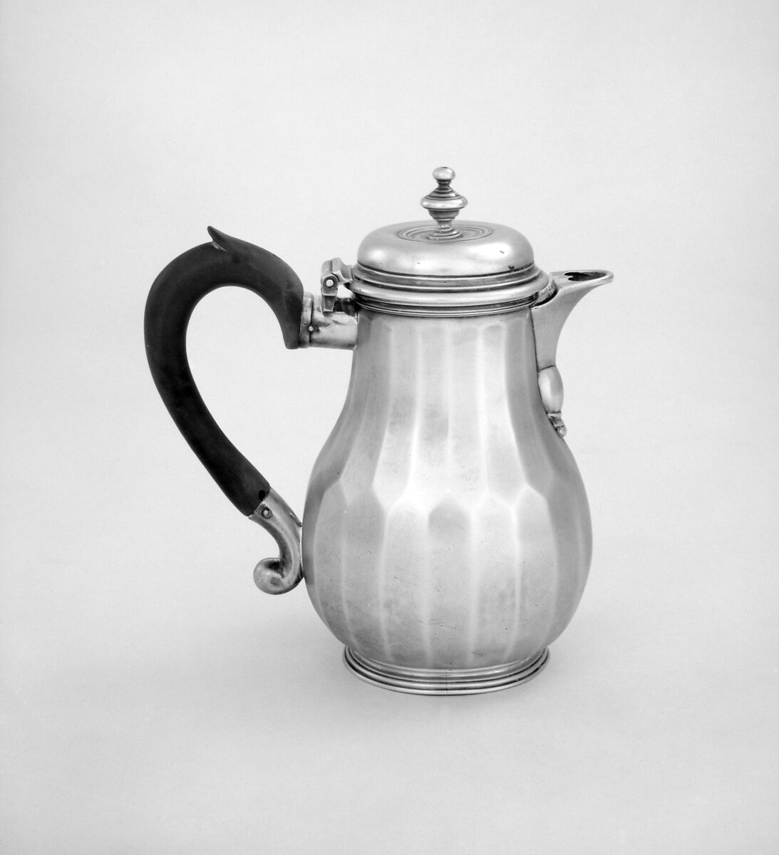 Jug with cover, Pezé Pilleau (active 1709–55), Silver, wood, British, London