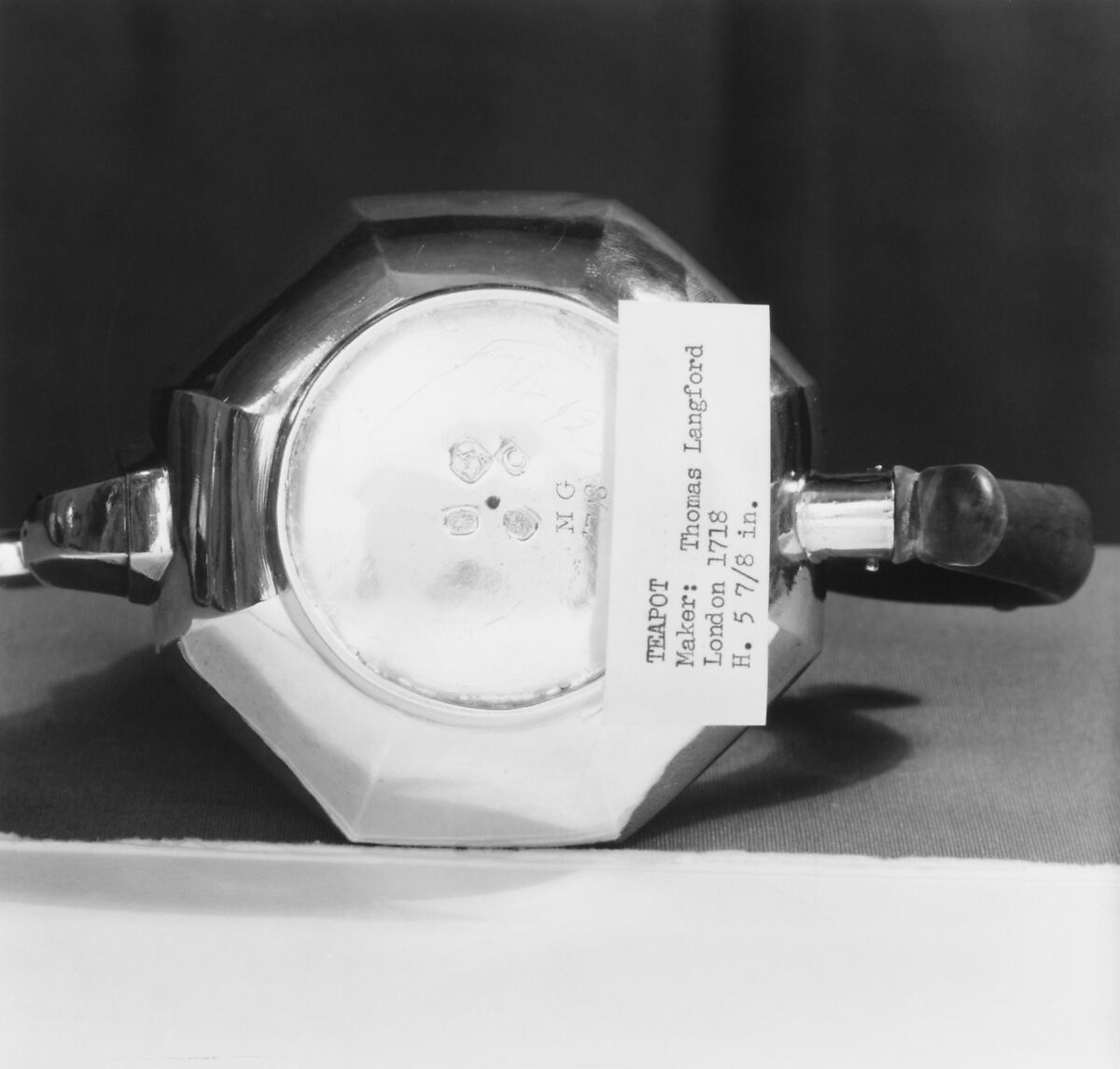 Teapot, Thomas Langford I (active 1715–after 1740), Silver, wood, British, London