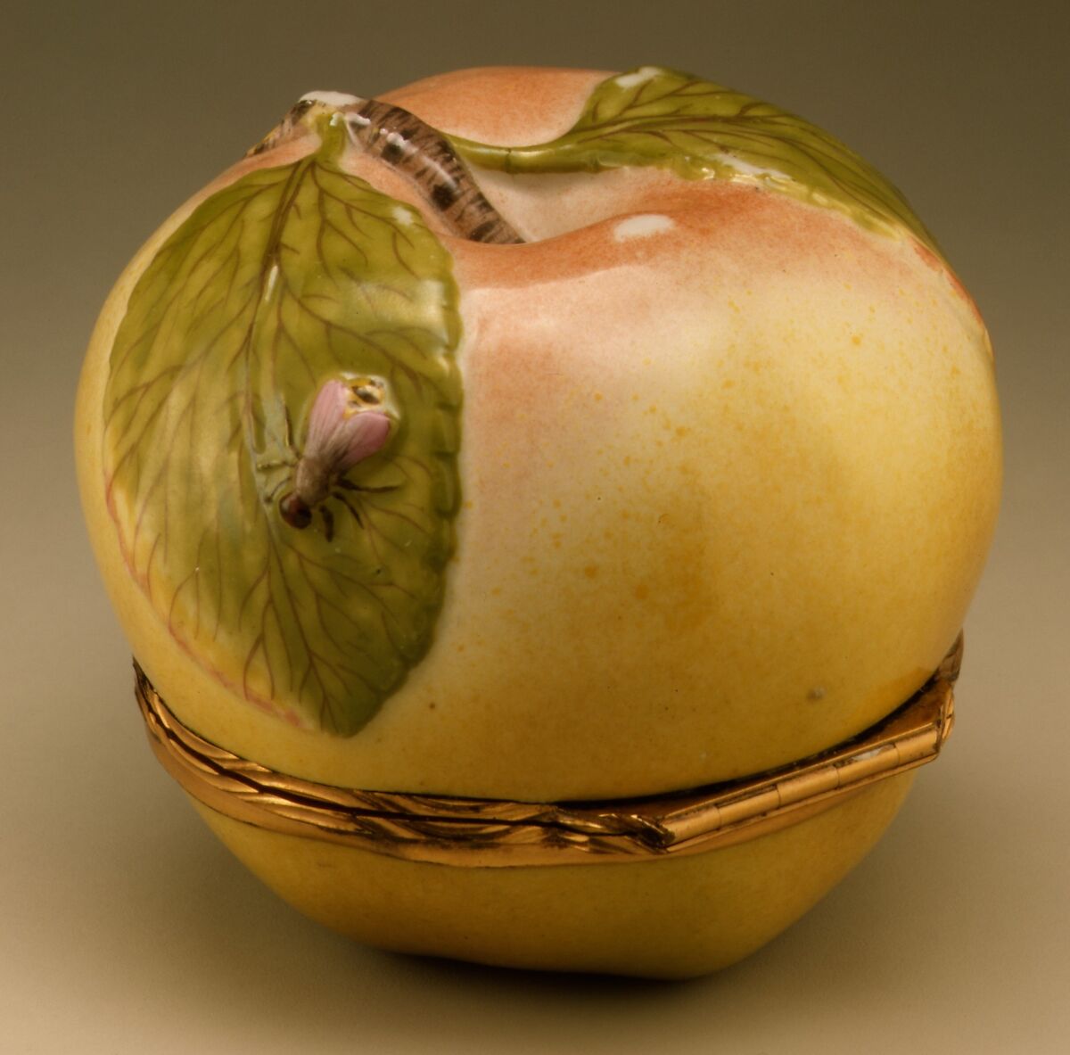 Snuffbox in the form of an apple, Meissen Manufactory (German, 1710–present), Hard-paste porcelain, gilt metal, German, Meissen 