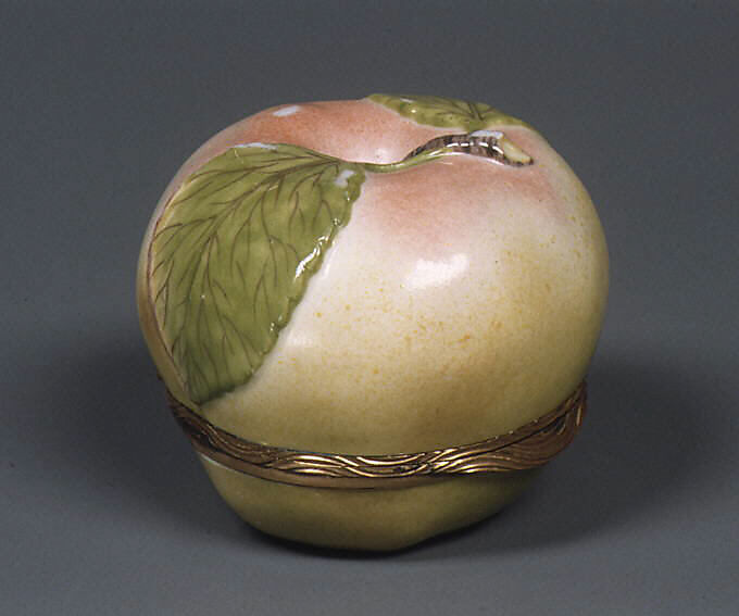 Snuffbox in the form of an apple, Meissen Manufactory (German, 1710–present), Hard-paste porcelain, gilt metal, German, Meissen