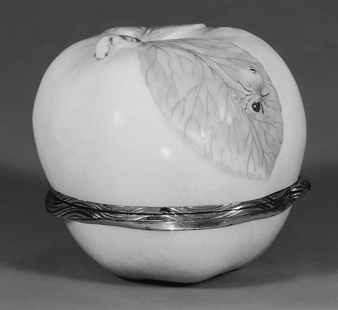 Snuffbox in the form of an apple, Meissen Manufactory (German, 1710–present), Hard-paste porcelain, gilt metal, German, Meissen